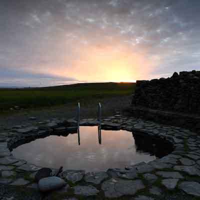 Hot Pot am Fjord im Sonnenuntergang